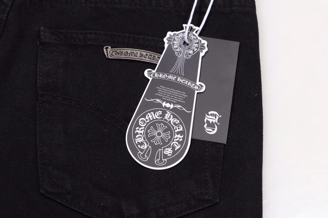 P250 model number: H429 Chrome Hearts CH Chrome Hearts heavy industry damaged ripped high street jeans exude uninhibited personality and unique charm. Every wear and tear is carefully designed to present a unique artistic feel. Made of imported denim fabric, which has undergone heavy industrial washing and destruction treatment, the trousers show a super cool effect on the upper body, allowing you to dominate the fashion stage.  This is more than just a pair of jeans, it is an expression of attitude. With its unique design concept and ultimate pursuit of details, Croxin breaks traditional boundaries and defines the jeans trend in the new era. The trousers are made of double-layer woven fabric and matched with customized hardware, showing an incomparably beautiful and unique style, making every wearer the focus of fashion. Imported denim fabric, super heavy-duty washed and damaged, the upper body is super cool! Customized hardware, incomparably good-looking model. The production process is difficult. It has a high-street feel. Color: blue Size: S M L XL XXL